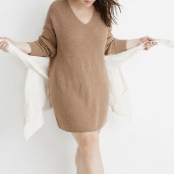 V-Neck oversize wool dress - Picture 2 of 6